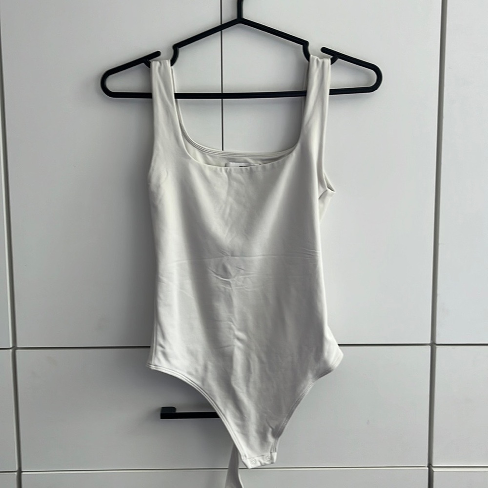 Cream coloured bodysuit. Never worn. XS Aritzia Contour.